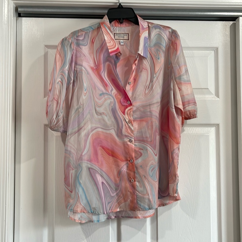 Johnny was silk blouse never worn no tags. Armpit to armpit 25 inches.